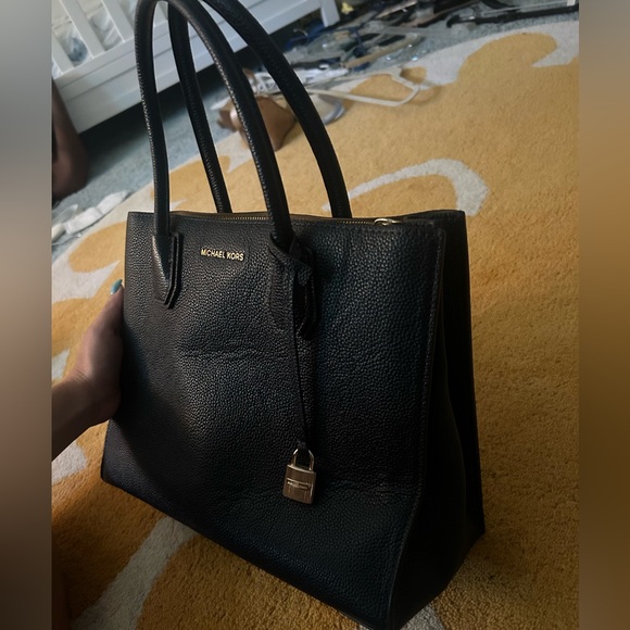 Micheal Kors Mercer LG Convo Tote - Picture 3 of 6